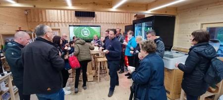 S pivškim turističnim društvom skupaj odkrivali Knežak 4